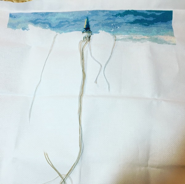 Начала новую картину вышивать