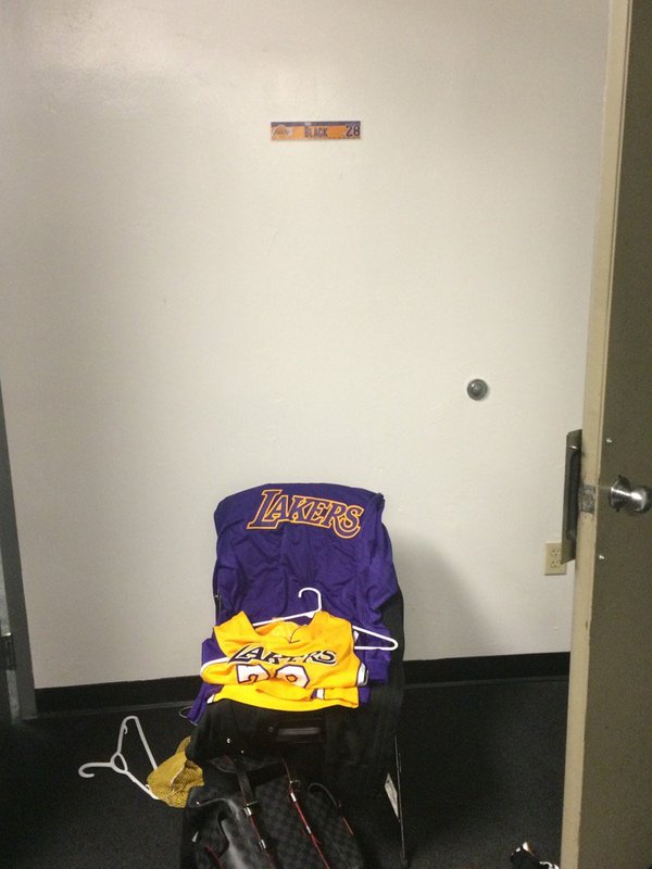 Не досталось шкафчика в раздевалке