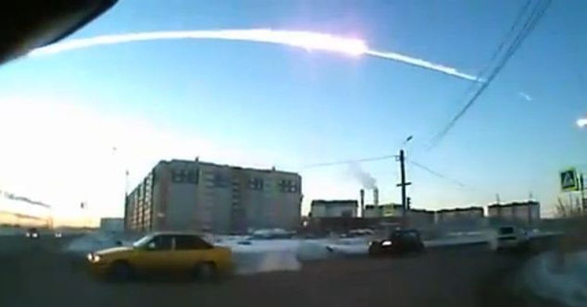 В феврале упадет метеорит. Челябинский метеорит фото. Нокия 3310 метеорит. Челябинский метеорит 15 февраля 2013. Челябинский метеорит 2013.