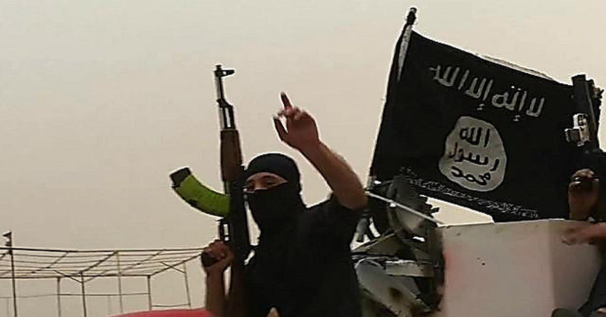Фото террористов на фоне флага игил. Террористическая группировка «Исламское государство» в Сирии. Аль Каида флаг. Исламское государство Ирака и Леванта.