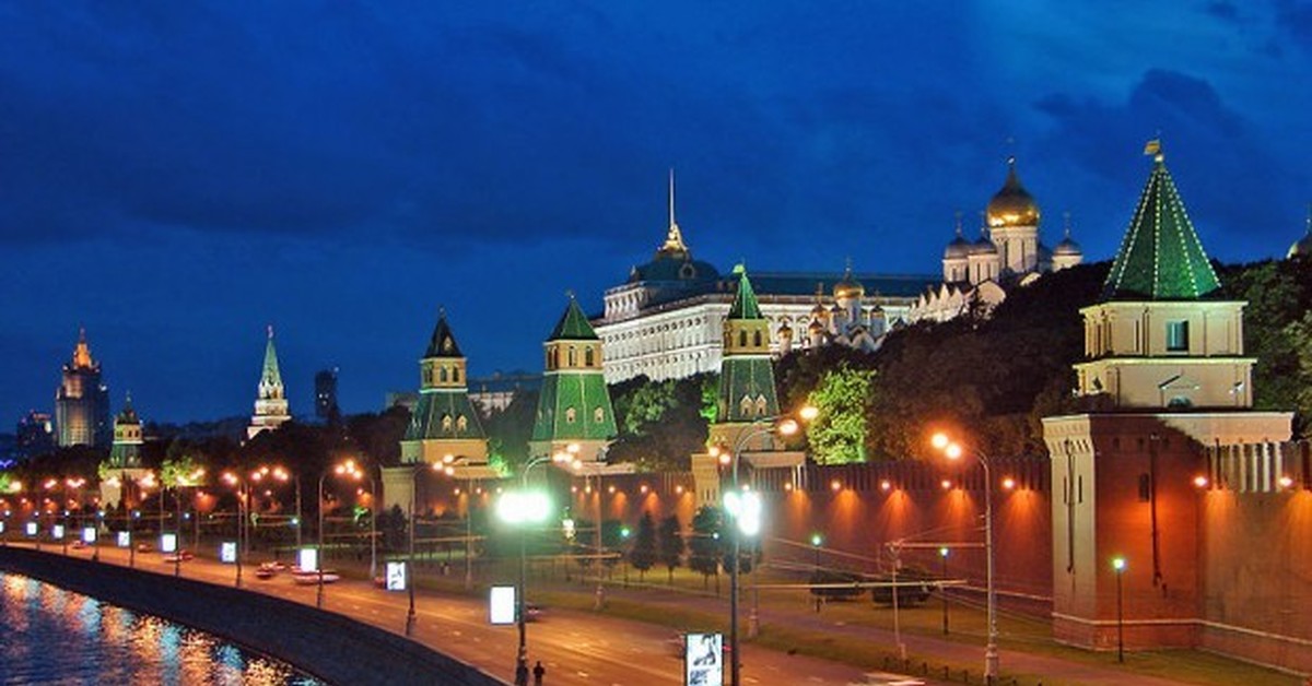 Какие популярные места в москве. Трехрублевый вид Москва. Омск Кремль. Кремль Москва. Ярославль Кремль.