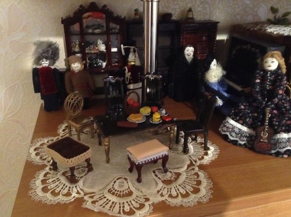 Когда дома много детишек. А бабушка с дедушкой подслеповаты...