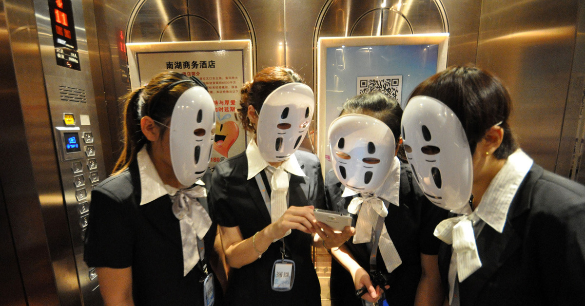 До скольки идет маска. Китайцы в масках. Смешные китайцы на работе. Офисные работники в масках. Люди в одинаковых масках.