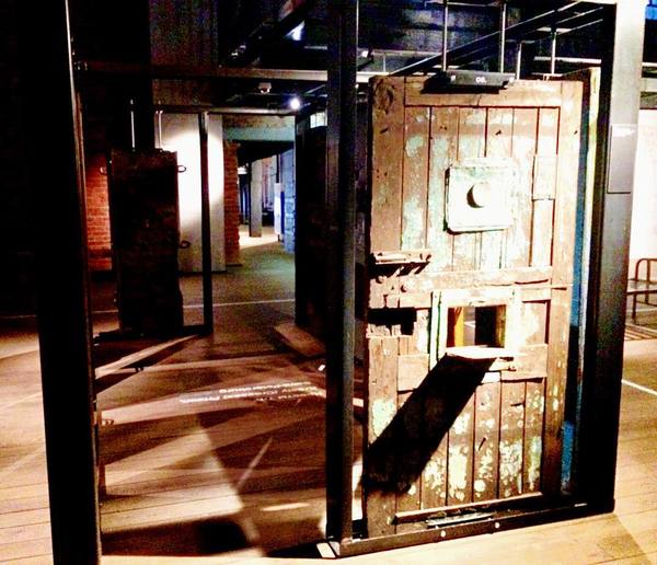 7 квадратных метров, 25 человек