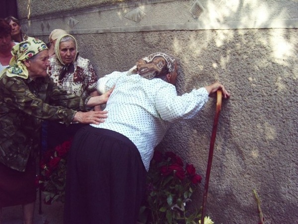 Жители села долгое время поклонялись ссаным разводам на стене. Длиннопост, Религия, Совсем ку-ку, Бабка, Богородица, Украина