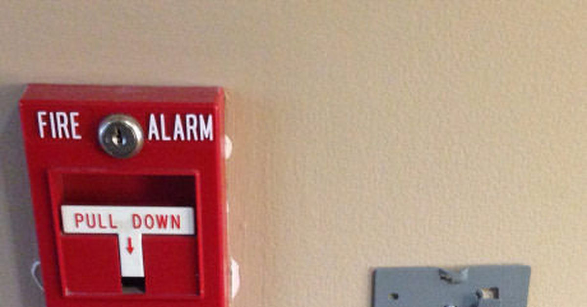 Внимание пожарная сигнализация. Пожарная сигнализация гиф. Кнопка пожарной тревоги в школе. Сигнальная пожарная кнопка. Пожарная тревога гиф.