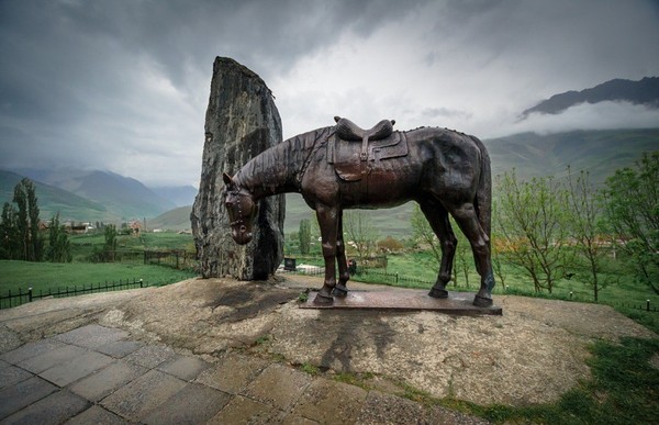 Памятник воинам-куртатинцам