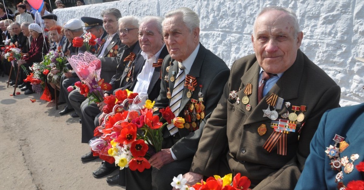 9 мая участники вов. 9 Мая ветераны. Фото ветеранов. Ветераны с тюльпанами. Букет цветов ветерану.