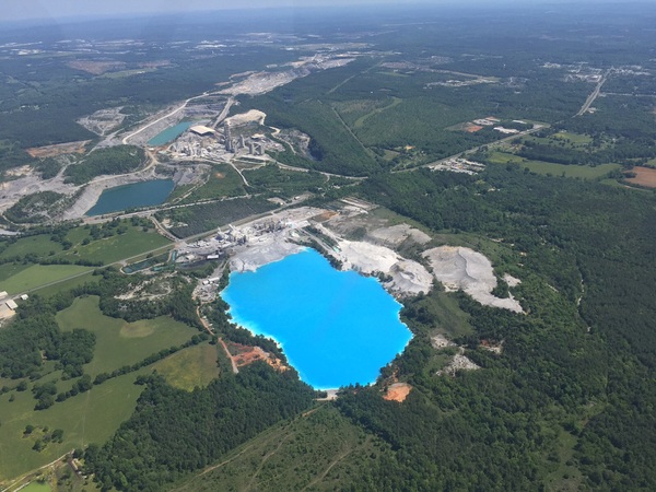 Неестественно голубая вода в затопленной каменоломне
