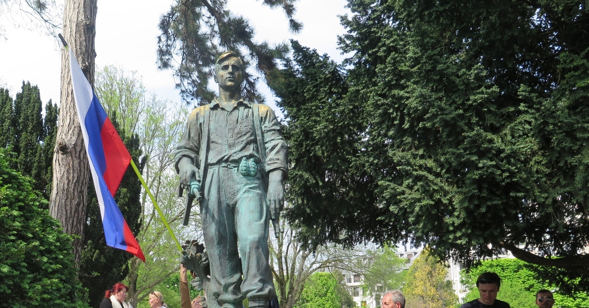 Герой французского. Памятник героям сопротивления на пер-Лашез. Памятник русским солдатам во Франции. Памятники русским и советским солдатам во Франции. Памятник сопротивления во Франции.