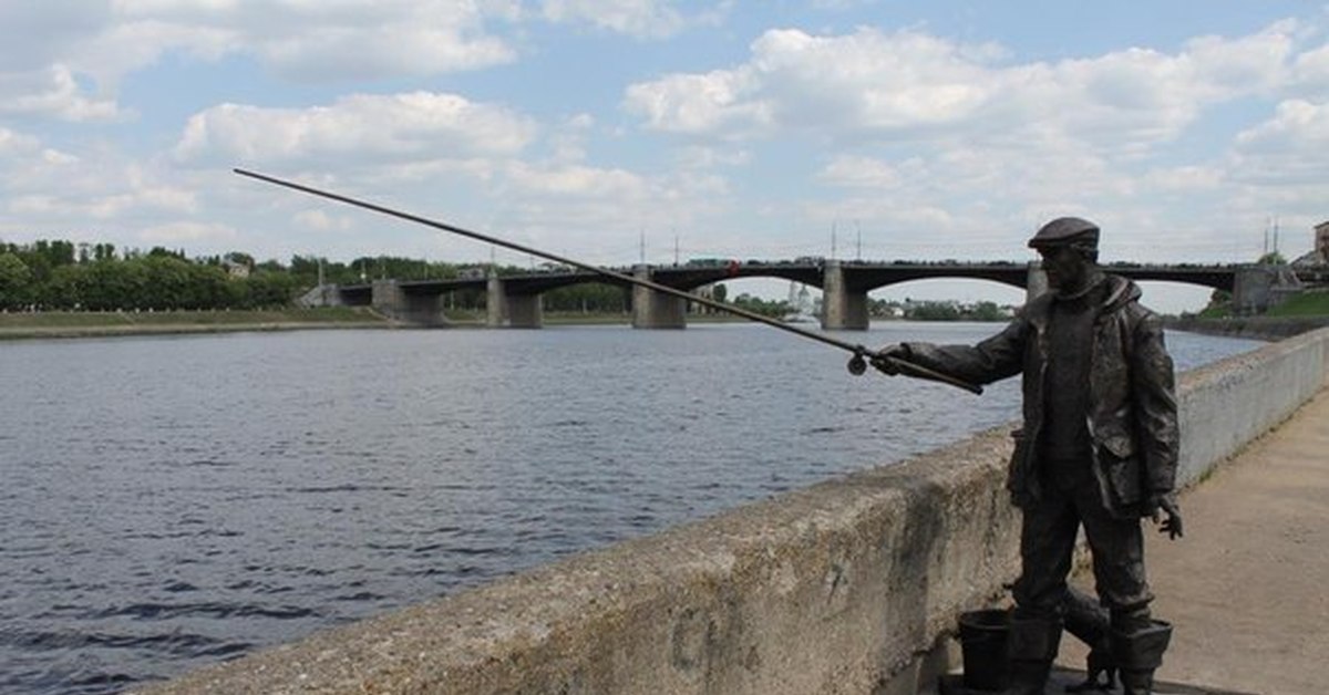 Рыбалка в твери. Памятник рыбаку в Твери. Скульптура рыбака в Твери. Тверь памятник рыбаку на набережной. Рыбак в Твери на набережной.