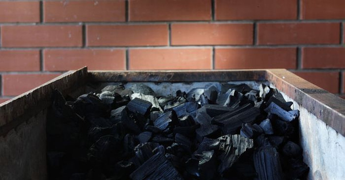 Уголь сортовой. Уголь соль. Для чего между рам был насыпан уголек. Хранение угля. Мешок с углем для мангала.