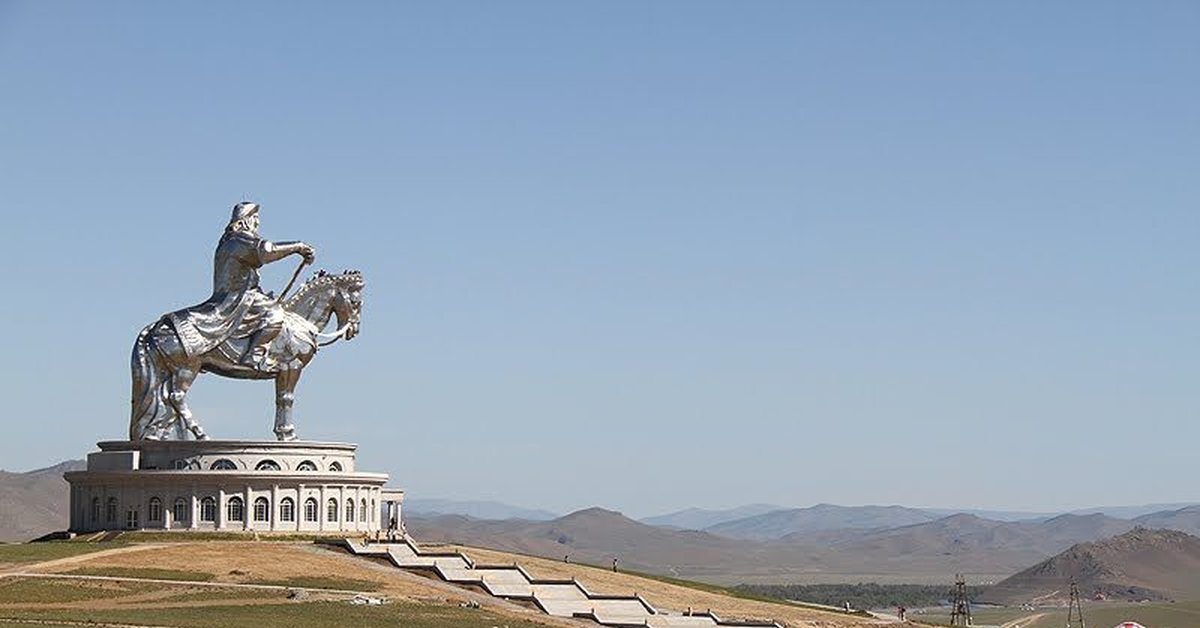 Хана улан. Статуя Чингисхана в Монголии. Памятник Чингисхану в Улан-Баторе. Памятник Чингисхану в Монголии. Памятник Чингисхану в Монголии в Улан Баторе.