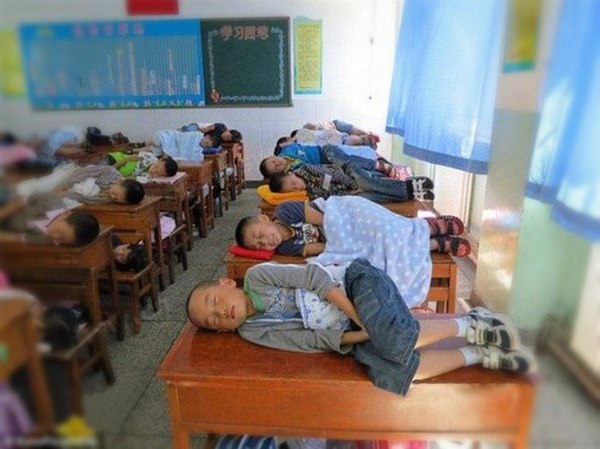 В Китае учителя позволяют детям спать в классе в течение 20 минут, чтобы они лучше учились.