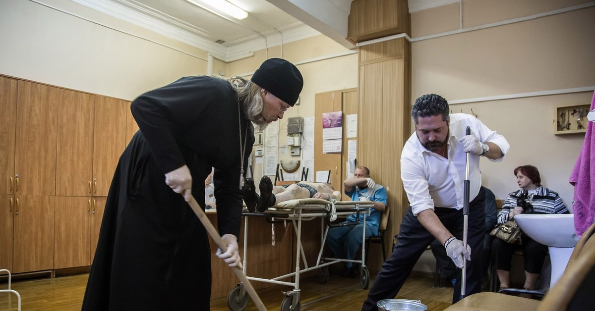 Люди в храме. Уборщица в храме. Послушание в храме. Человек со шваброй. Мыть пол в церкви.