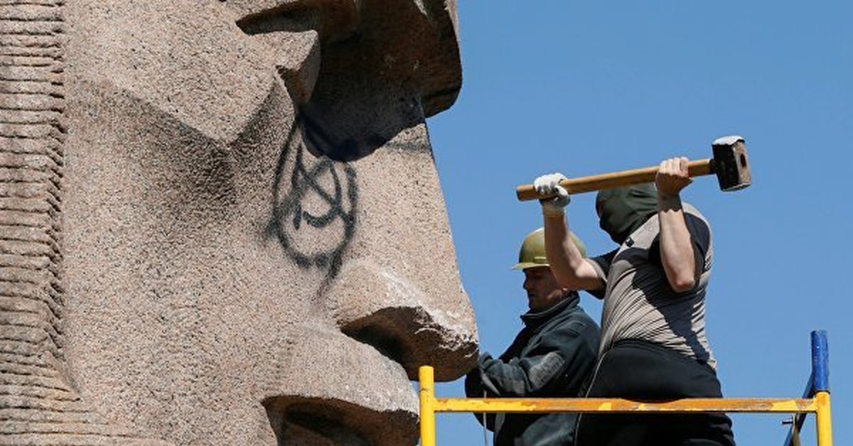 Сносим памятники. Разрушение памятников культуры. Разрушенные советские памятники. Сносить советские памятники.