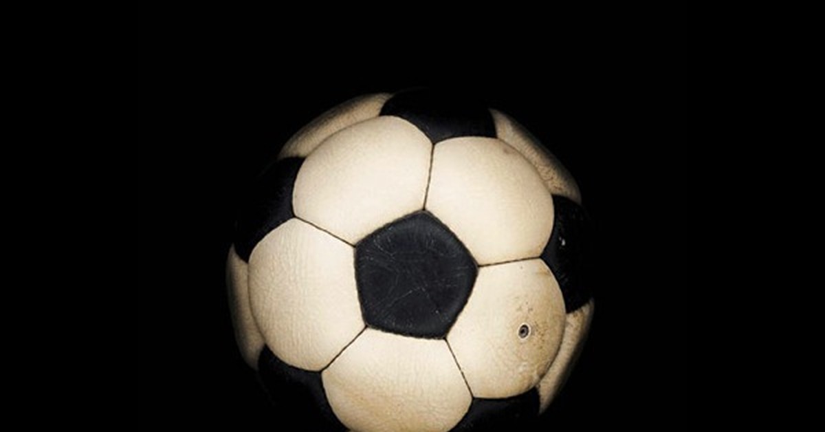 Голова мяч футбол. Футбольный мяч белый. Футбольный мяч белый черный. Футбольный мяч черно белый. Первый футбольный мяч.