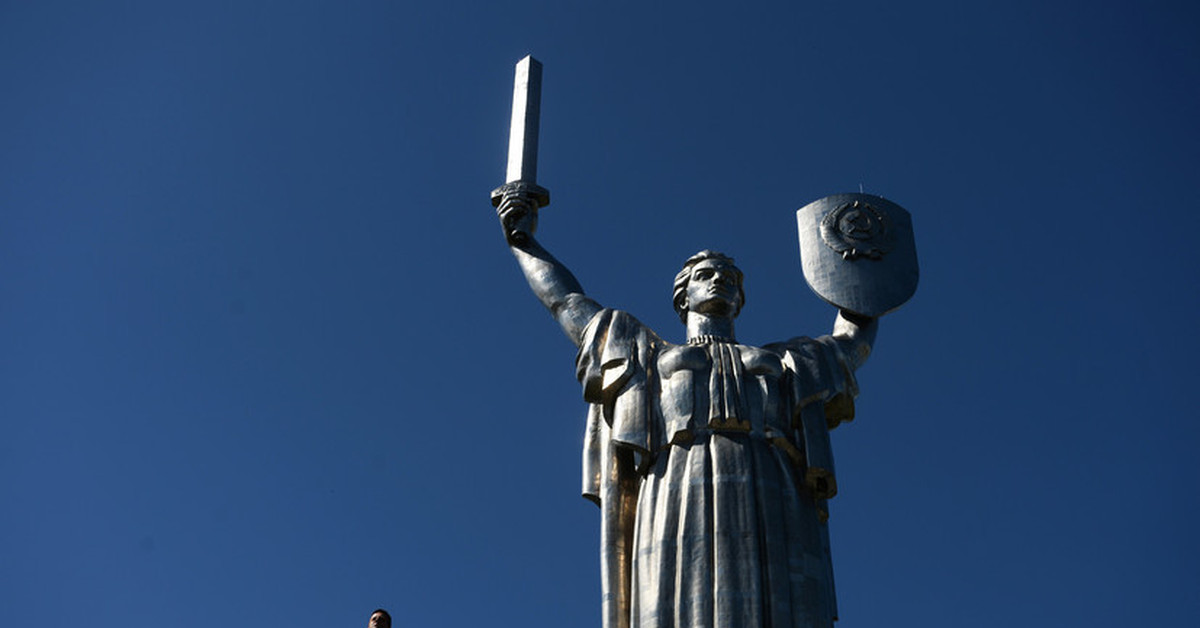 Мать городов. Памятник на Украине Родина мать. Монумент Родина мать в Киеве СССР. Родина-мать Киев декоммунизация. Статуя Победы в Киеве.