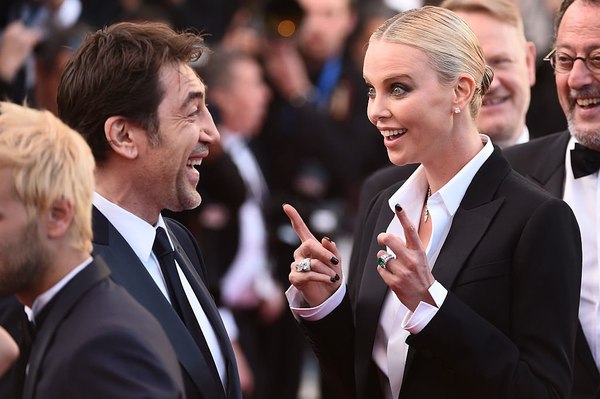 Неужели вот такой?! (Хавьер Бардем и Шарлиз Терон перед премьерой «Последнего лица»)