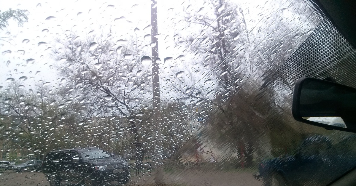 Защита автомобиля от дождя. Машина дворники дождь. Дождик автомобиль. От дождя на машину. Машина под дождем щетки стеклоочистителя.