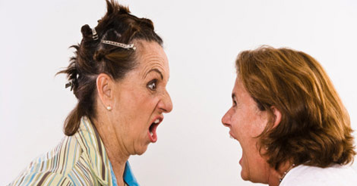 Ссорящиеся соседи. Женщина ругается. Женщины ссорятся. Две женщины ругаются. Две женщины в возрасте.