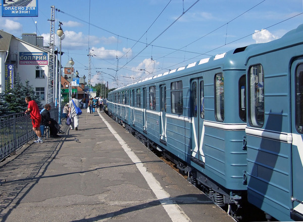 Что написано на дверях вагонов метро