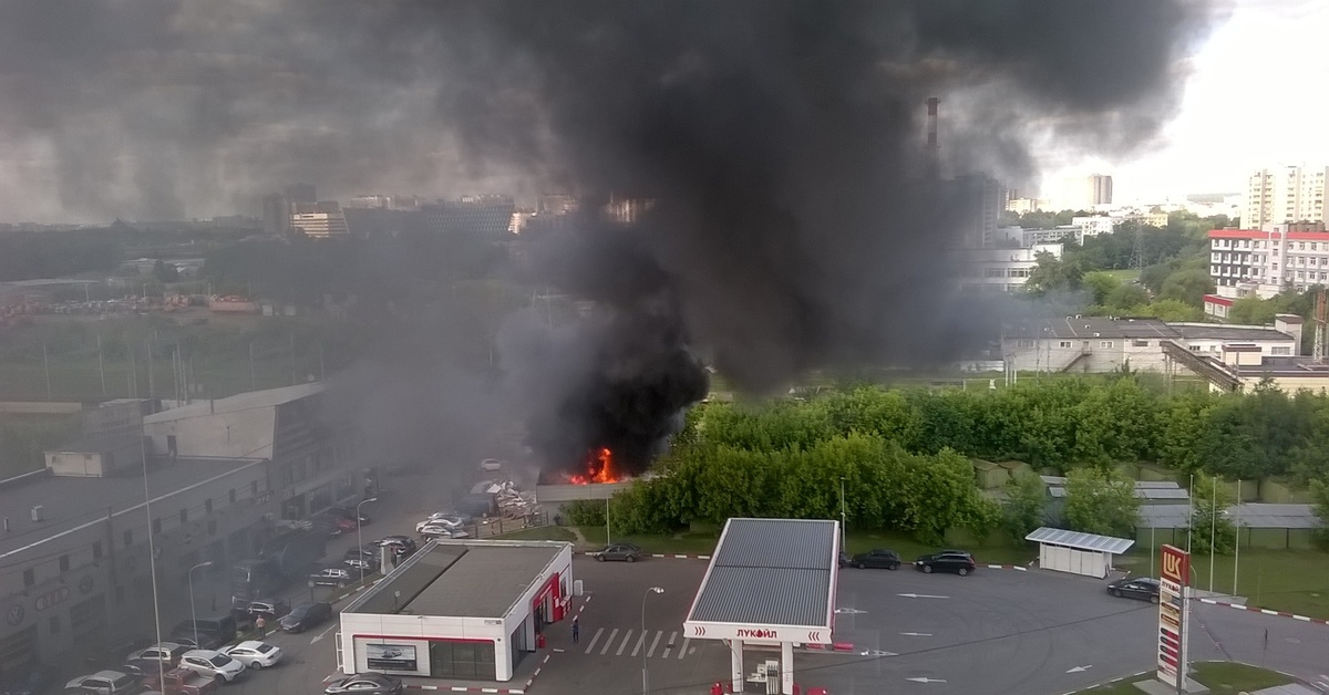 Пятиэтажка где был пожар. Пожар в многоэтажном доме. Высоковольтный проезд пожар. Высоковольтный проезд пожар. Высоковольтный проезд пожар.