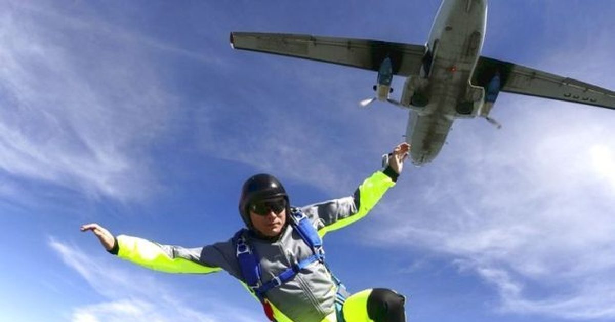 Пассажир парашют. Пассажир парашют. Парашютист-десантник. Прыжок с парашютом в тандеме. Парашютист из самолета.