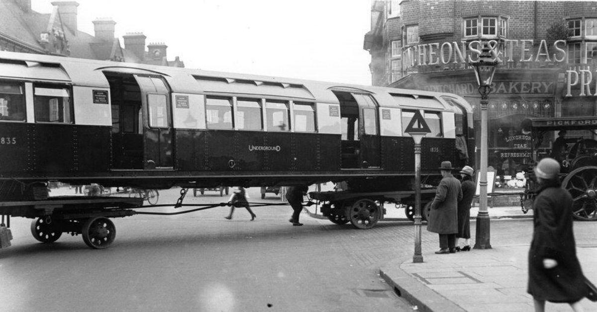Виолончель перевозится в вагоне поезда. Лондон 1926 год. Вагон метро Лондон. Вагоны лондонского метро ретро. Старые вагоны лондонского метро.