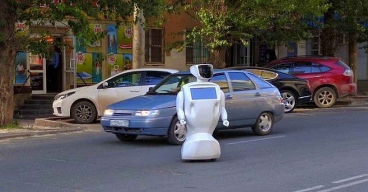 Рой роботов. Сбежавший робот. Робот убегает от мальчика. Робот бегун. Двуногий робот.