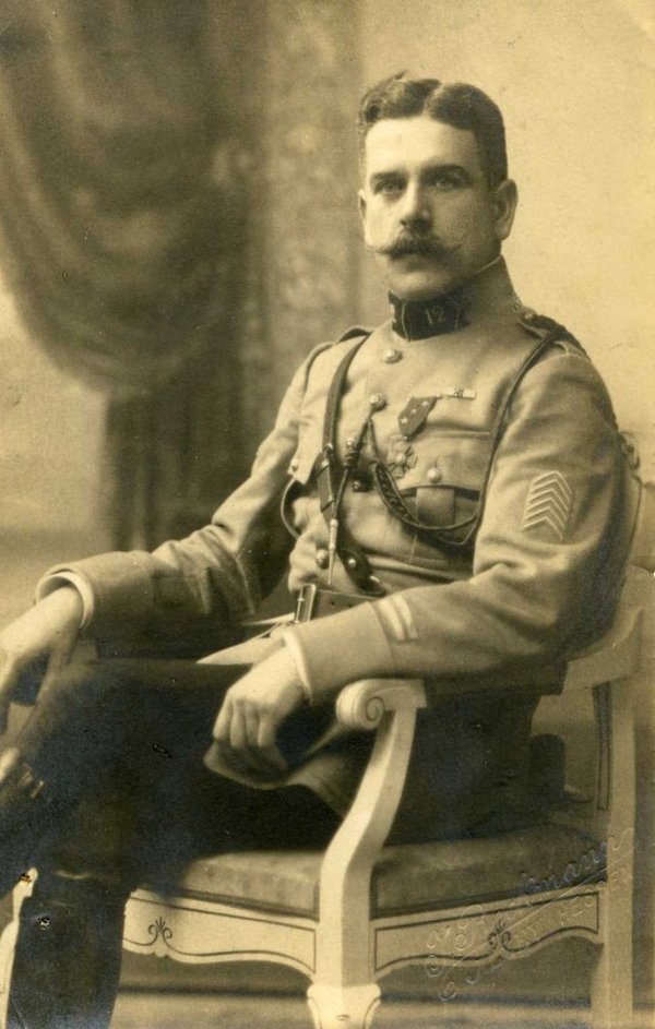 Лейтенант из оккупационных войск (Гессен), награжденный Военным Крестом.