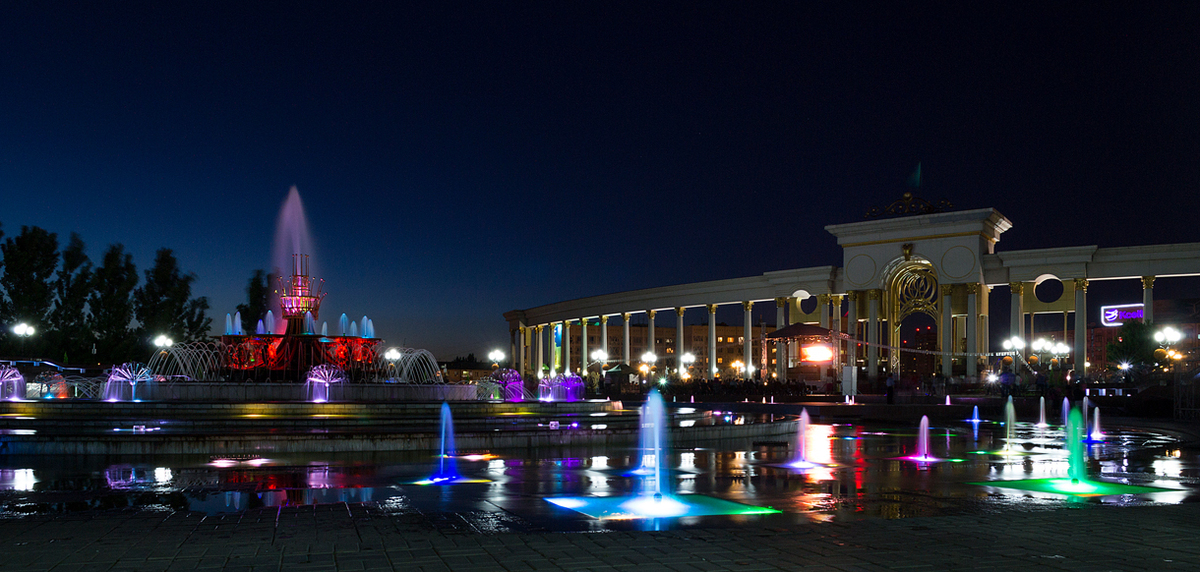 Время в таразе. Парк первого президента в Алматы вечером. Тараз парк Казахстан. Тараз президентский парк. Ночной город Тараз Казахстан.