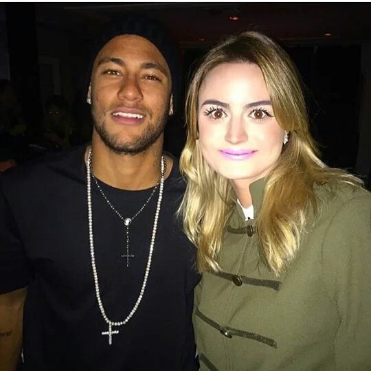 Когда удалось сфотографироваться со звездой. Не девушка, а ходячий мем) Футболист сборной Бразилии Неймар.