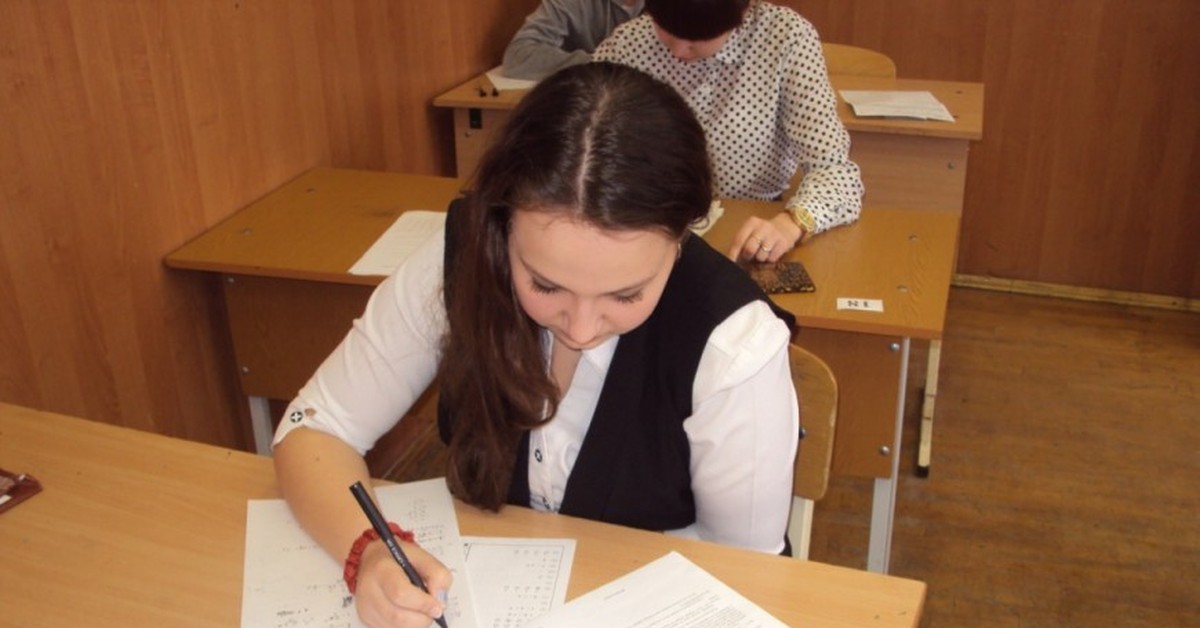 Огэ про деревни. ОГЭ как проходит. Как сдают экзамены в селе. Как экзамен сдавать в какой одежде. Экзамены в Молдавии 12 класс какие сдает реальный.