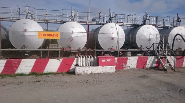 Так много бензина и так мало песка)