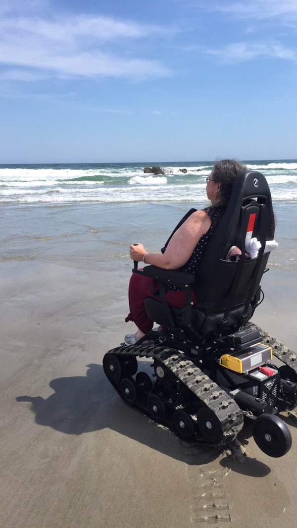 Электроприводная инвалидная коляска-вездеход