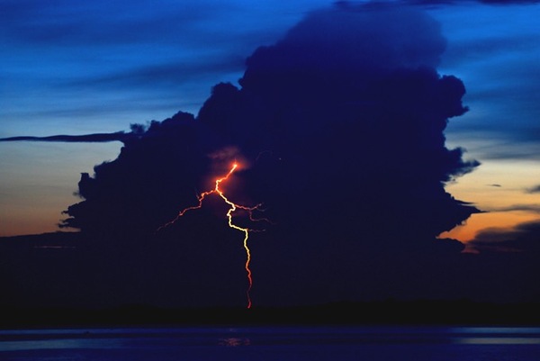 В Индии от ударов молнии за сутки погибли более 90 человек!