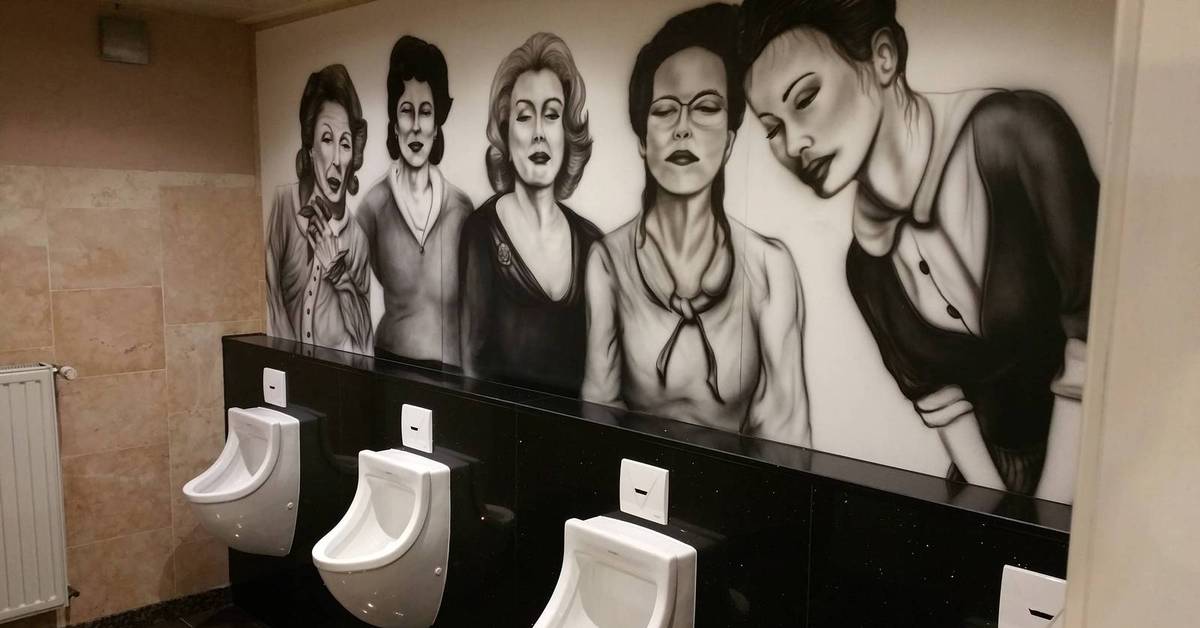 Лица на стенах и полу. Картина в туалет. Необычные картины в туалет. Прикольные картины на стену. Роспись стен в туалете.