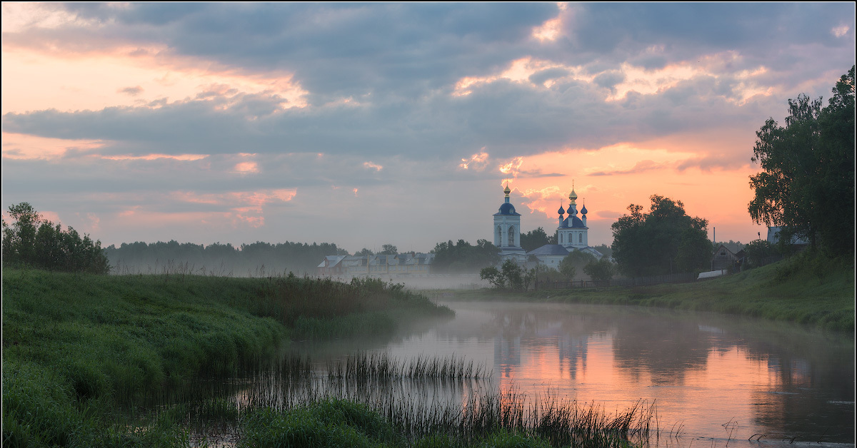 Село утром. Дунилово Теза. Река Теза Дунилово. Церковь Успения Пресвятой Богородицы, село Дунилово. Ивановская область храм на берегу реки.