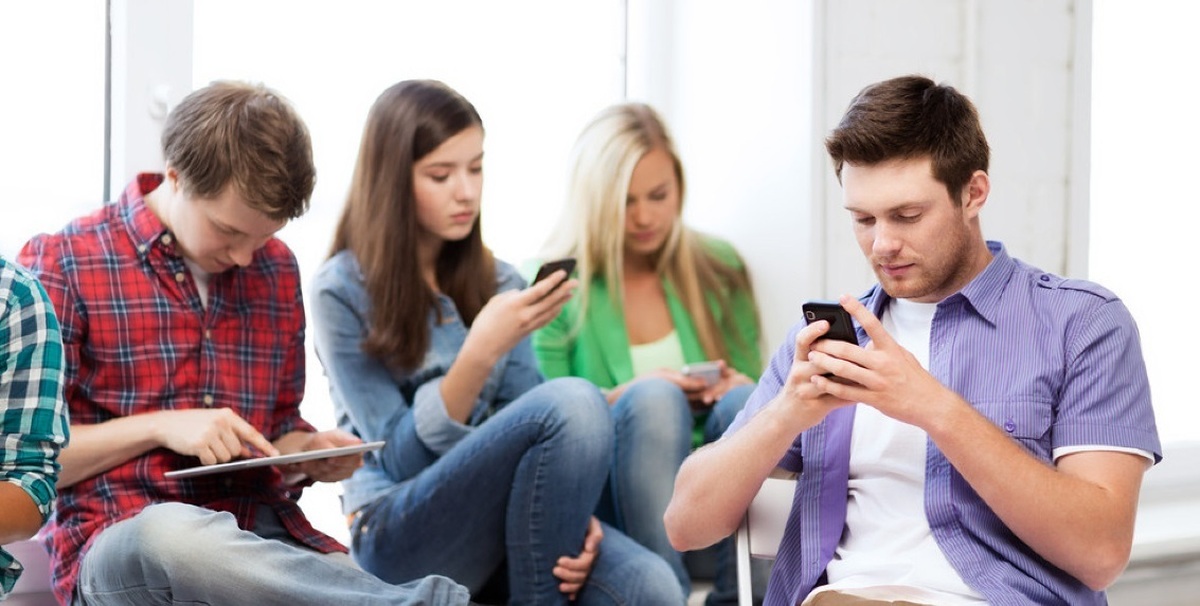Сколько человек сидит в телефоне. Человек со смартфоном. Подросток с телефоном. Молодежь со смартфонами. Современный человек.