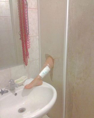 Когда жара и хочется в душ, а ногу мочить нельзя.