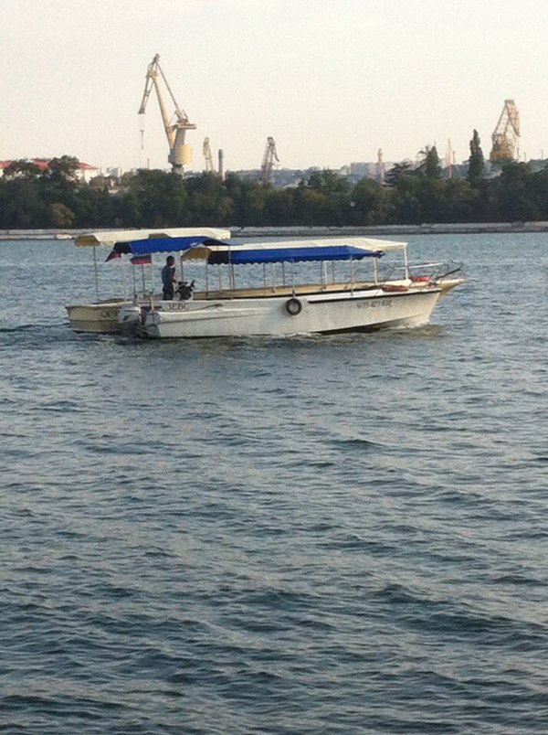 Просто 2 лодками управляет один капитан.