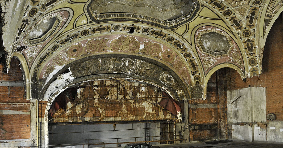 Парковка театра. Мичиганский театр в Детройте. Детройт парковка в театре. Заброшенный театр в Детройте. Театральная парковка Детройт.