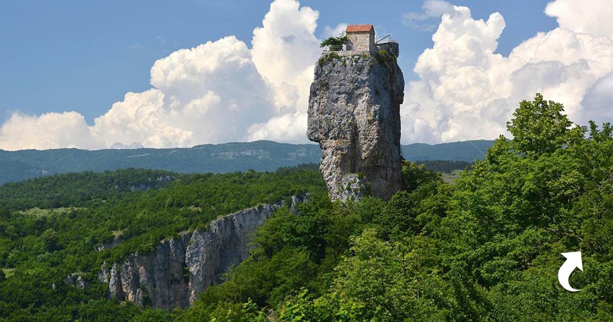 Горе 1. Katskhi Pillar в Грузии. Грузия храм на скале. Грузия дом на скале. Монастырь на скале в Западной Грузии.