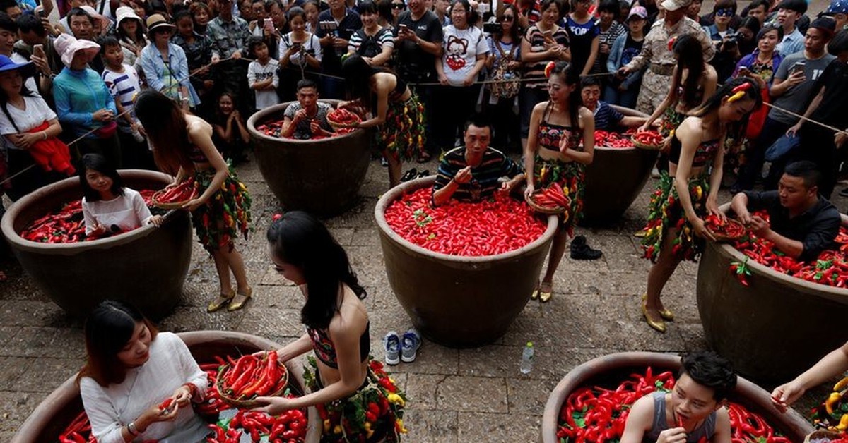 Чемпионат по поеданию острого перца. Поедание острых перцев. Чемпионат по поеданию перца. Конкурс по поеданию перца чили в китае. Чемпион по поеданию острого перца.