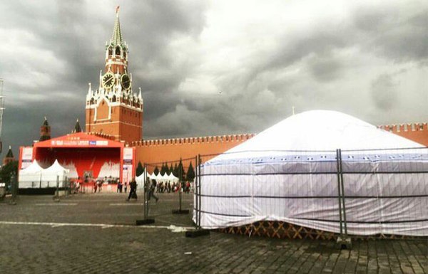 Кремль. Красная площадь. Юрта. Ничего необычного.