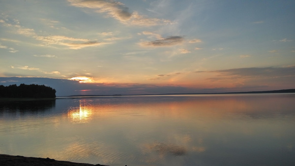 Красивый закат над озером