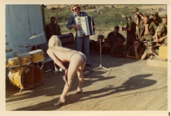 Front concert, Vietnam, 1970s - NSFW, Photo, Concert, Vietnam, Girls, The soldiers