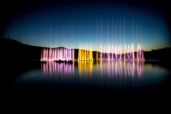 Семидесяти метровый фонтан в озере Абрау Дюрсо в Новороссийске