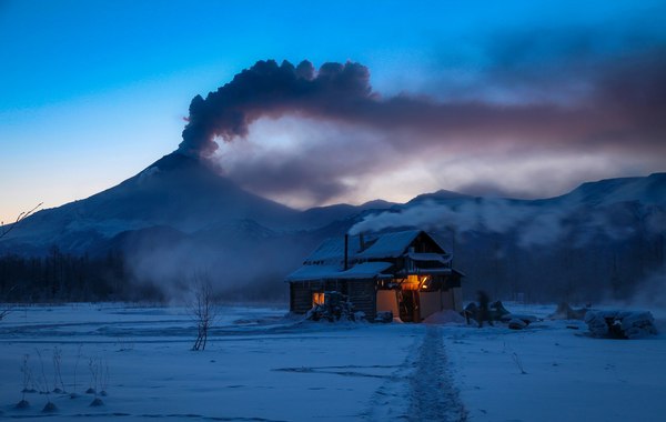Извергающийся вулкан Кизимен
